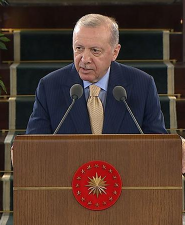 Cumhurbaşkanı Erdoğan: Gençlerimizle kol kola, omuz omuza yürümeyi sürdüreceğiz