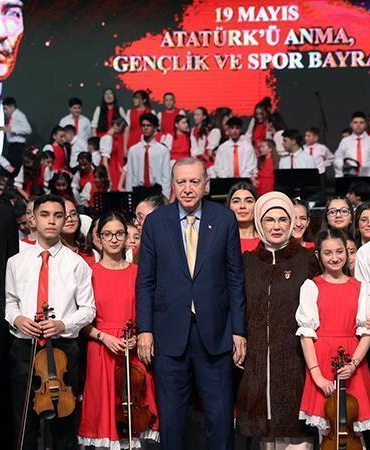 Cumhurbaşkanı Erdoğan ve eşi Emine Erdoğan, Cumhurbaşkanlığı Çocuk Orkestrası ve Korosu konserine katıldı