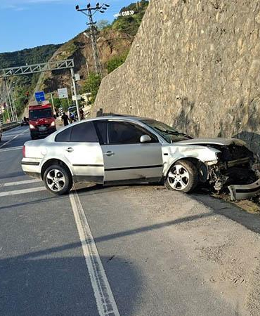 Alkollü otomobil sürücüsü duran otomobile çarptı: 5 yaralı
