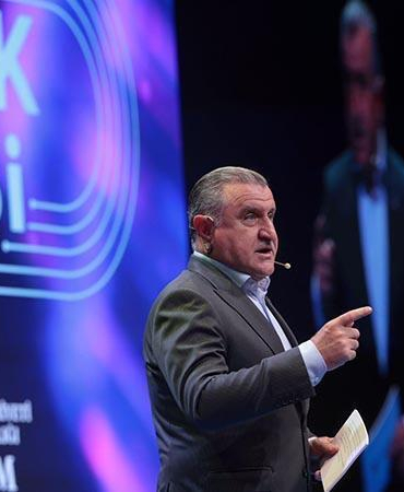 Bakan Bak: Gençlerin 5 bin 400 projesine destek olduk