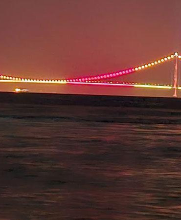 1915 Çanakkale Köprüsü sarı-kırmızı renklere büründü