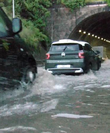 Maltepe’de tüneli su bastı; araçlar ilerlemekte güçlük çekti