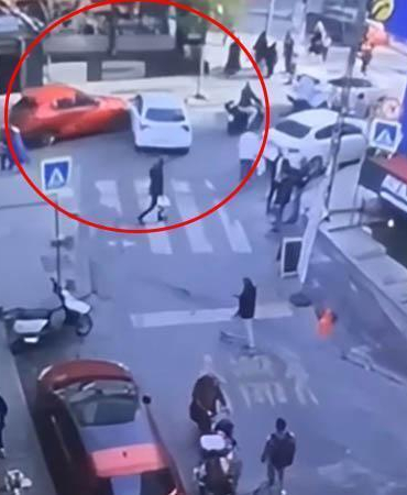 Kağıthane’de otomobille çarpışan aracın dürümcü dükkanına girdiği kaza kamerada