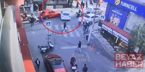 Kağıthane’de otomobille çarpışan aracın dürümcü dükkanına girdiği kaza kamerada