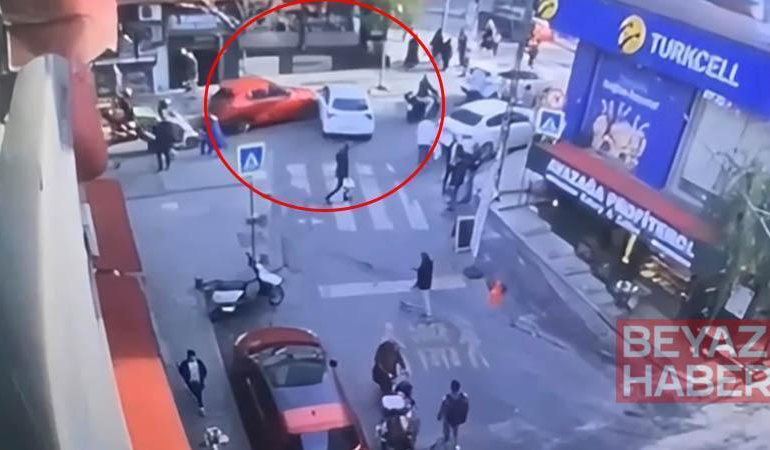 Kağıthane’de otomobille çarpışan aracın dürümcü dükkanına girdiği kaza kamerada