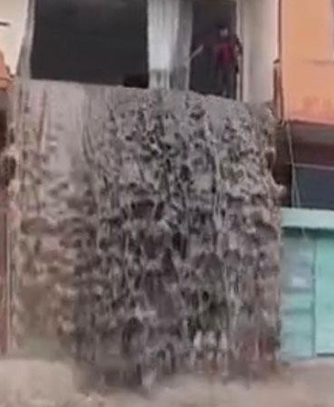 Sel suları evin içinden geçip balkondan caddeye aktı