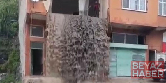 Sel suları evin içinden geçip balkondan caddeye aktı