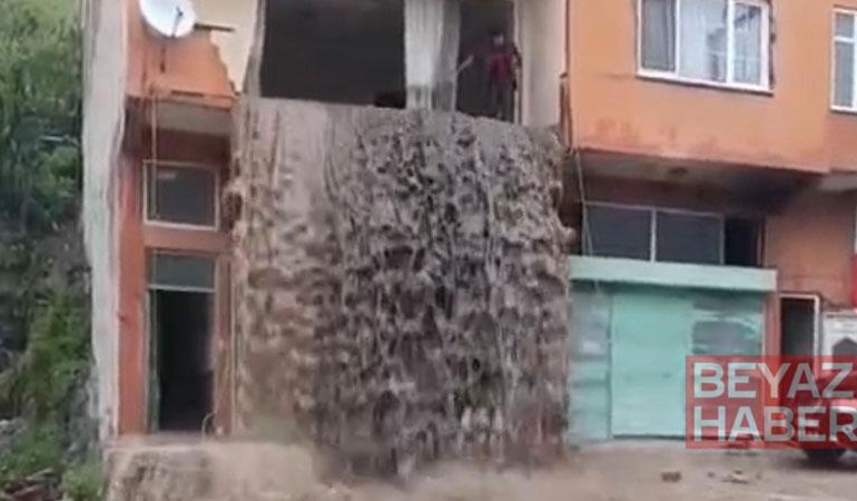 Sel suları evin içinden geçip balkondan caddeye aktı