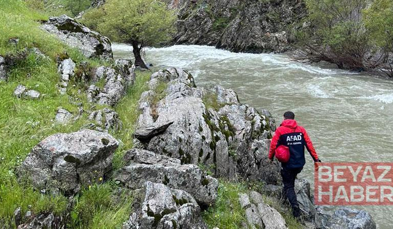 Muş’ta çaya düşen kadını arama çalışmaları sürüyor