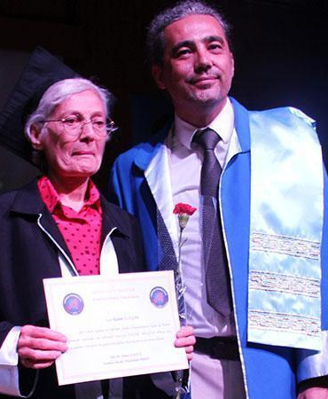 70 yaşında üniversiteden mezun oldu belgesini profesör oğlu verdi
