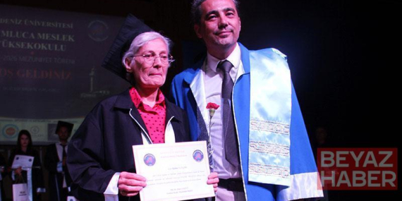70 yaşında üniversiteden mezun oldu belgesini profesör oğlu verdi