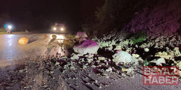 Tokat’ta yağış nedeniyle yamaçtan kopan kaya parçaları yola savruldu