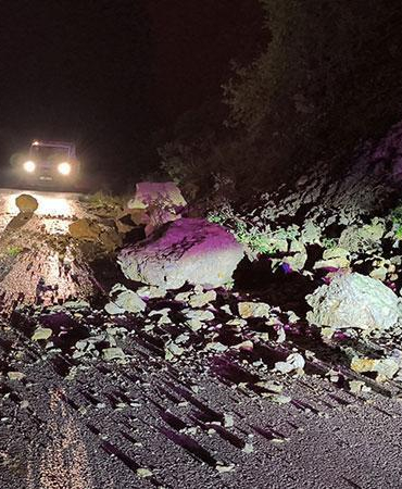 Tokat’ta yağış nedeniyle yamaçtan kopan kaya parçaları yola savruldu