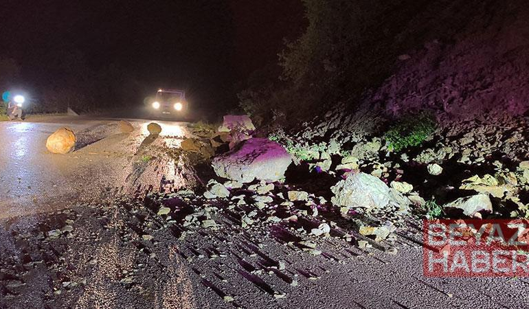 Tokat’ta yağış nedeniyle yamaçtan kopan kaya parçaları yola savruldu