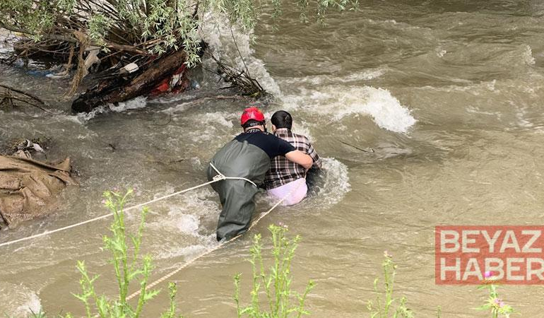 Akıntıya kapılıp 1 kilometre sürüklendi, çalılara tutunarak hayatta kaldı