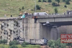 TIR, otomobile çarpıp viyadükten düştü; 2 ölü,4 yaralı