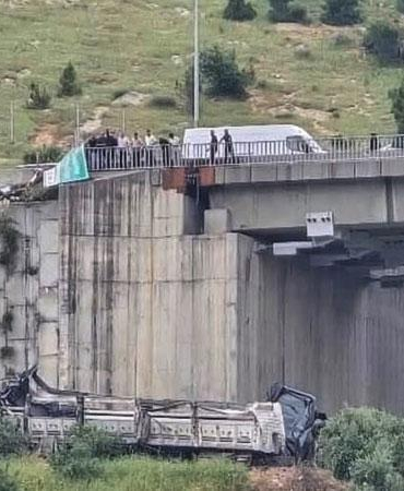 TIR, otomobile çarpıp viyadükten düştü; 2 ölü,4 yaralı