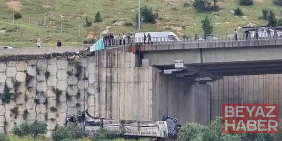 TIR, otomobile çarpıp viyadükten düştü; 2 ölü,4 yaralı