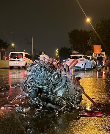 Refüje ve bariyerlere çarpan otomobilin motoru koptu: 1