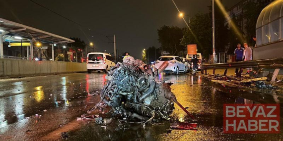 Refüje ve bariyerlere çarpan otomobilin motoru koptu: 1