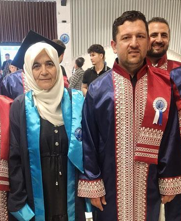 65 yaşında üniversiteden mezuniyet sevinci yaşadı