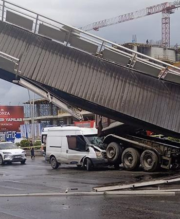 Damperi açık kalan kamyon üst geçide çarptı: 3 yaralı
