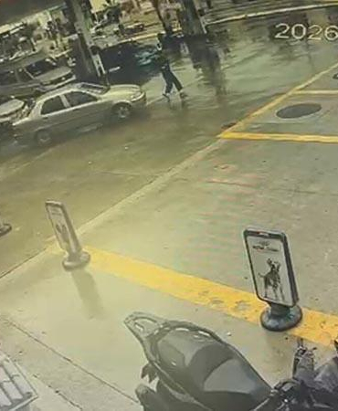 Otomobilin çarptığı yaya yaralandı, kaza kamerada