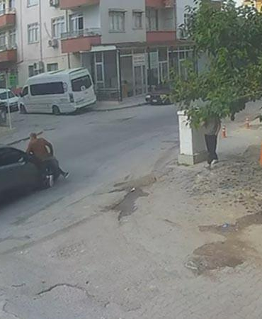 Yakınına el sallarken yola çıktığı sırada otomobil çarptı