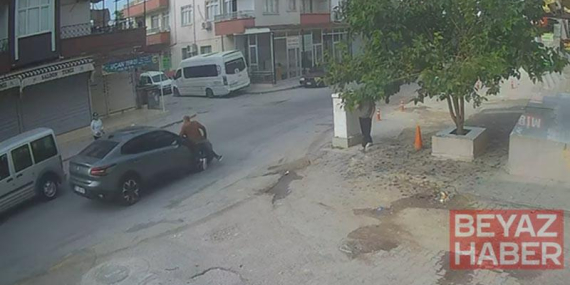 Yakınına el sallarken yola çıktığı sırada otomobil çarptı