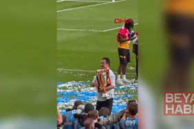 Acun Ilıcalı, Wembley’de Türk bayrağı açıp kupayı kaldırdı