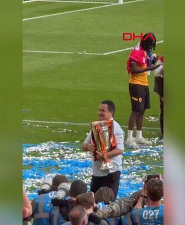 Acun Ilıcalı, Wembley’de Türk bayrağı açıp kupayı kaldırdı