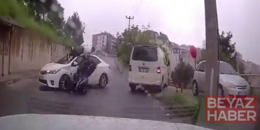 Otomobil ile motosikletin çarpıştığı kaza kamerada
