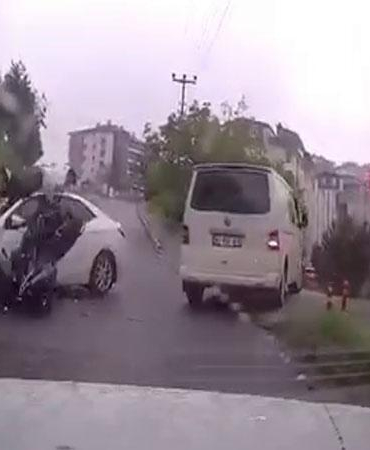 Otomobil ile motosikletin çarpıştığı kaza kamerada