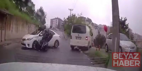 Otomobil ile motosikletin çarpıştığı kaza kamerada