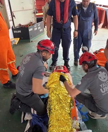 Marmara Denizi’nde gemide yaralanan personel tahliye edildi