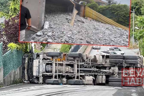 Sarıyer’de yokuşta kayan hafriyat kamyonu devrildi; molozlar yola döküldü