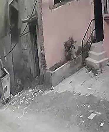 Adana’da 3 katlı metruk bina çöktü; o anlar kamerada