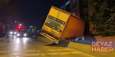 Küçükçekmece’de palet yüklü TIR geri kayarak sitenin duvarına çarptı