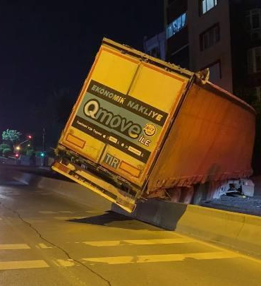 Küçükçekmece’de palet yüklü TIR geri kayarak sitenin duvarına çarptı