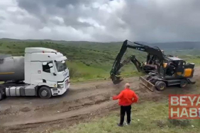 Bayram trafiğinden kaçıp orman yollarına giren sürücülerin araçları çamura saplandı