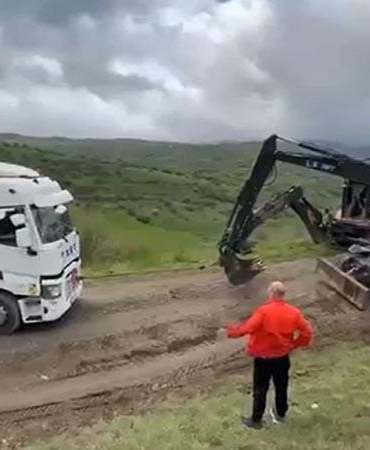Bayram trafiğinden kaçıp orman yollarına giren sürücülerin araçları çamura saplandı