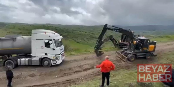 Bayram trafiğinden kaçıp orman yollarına giren sürücülerin araçları çamura saplandı