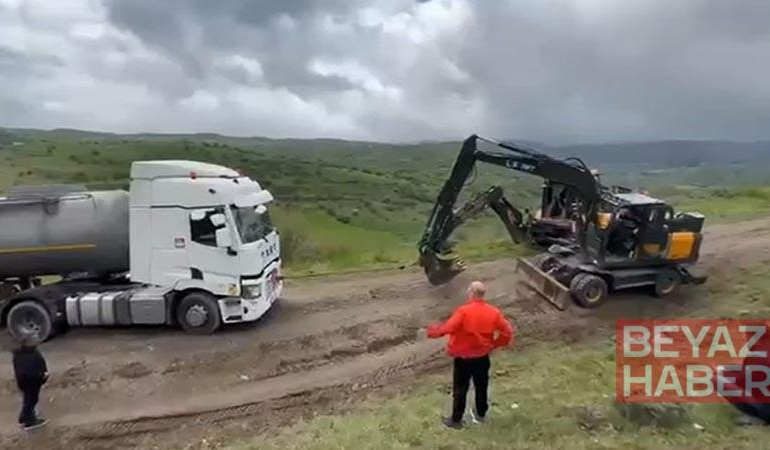 Bayram trafiğinden kaçıp orman yollarına giren sürücülerin araçları çamura saplandı