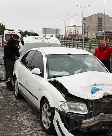 Kullandığı otomobil, eşinin mesai arkadaşının motosikletiyle çarpıştı: 1