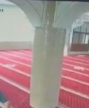 Bahçelievler’de cami imamına yumruklu saldırı kamerada