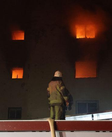 İzmir’de 5 katlı ayakkabı imalathanesinde çıkan yangın söndürüldü