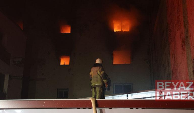 İzmir’de 5 katlı ayakkabı imalathanesinde çıkan yangın söndürüldü