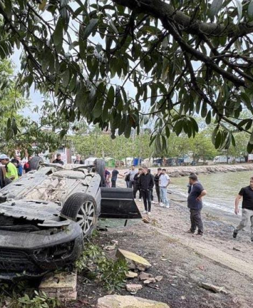 Kediye çarpmamak için sürücüsünün manevra yaptığı otomobil plaja devrildi; 2’si çocuk, 4 yaralı