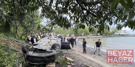 Kediye çarpmamak için sürücüsünün manevra yaptığı otomobil plaja devrildi; 2’si çocuk, 4 yaralı