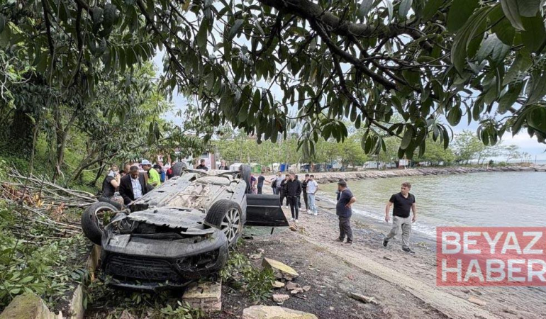 Kediye çarpmamak için sürücüsünün manevra yaptığı otomobil plaja devrildi; 2’si çocuk, 4 yaralı